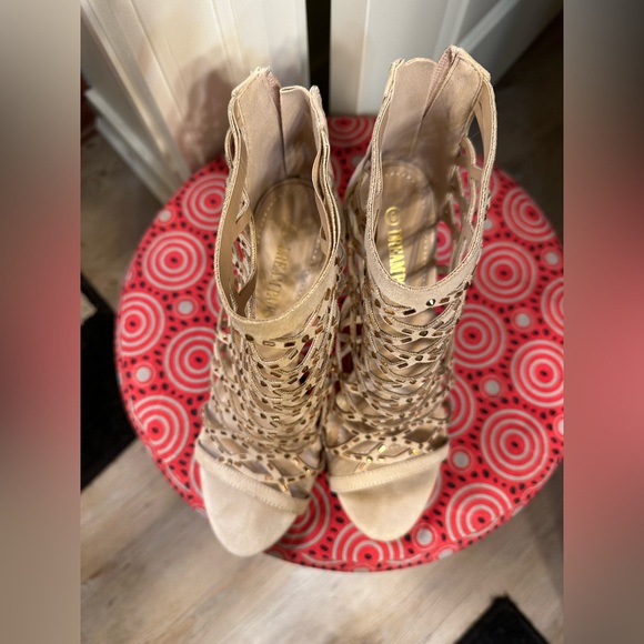 Classic Cage Gold Heels - Picture 6 of 14